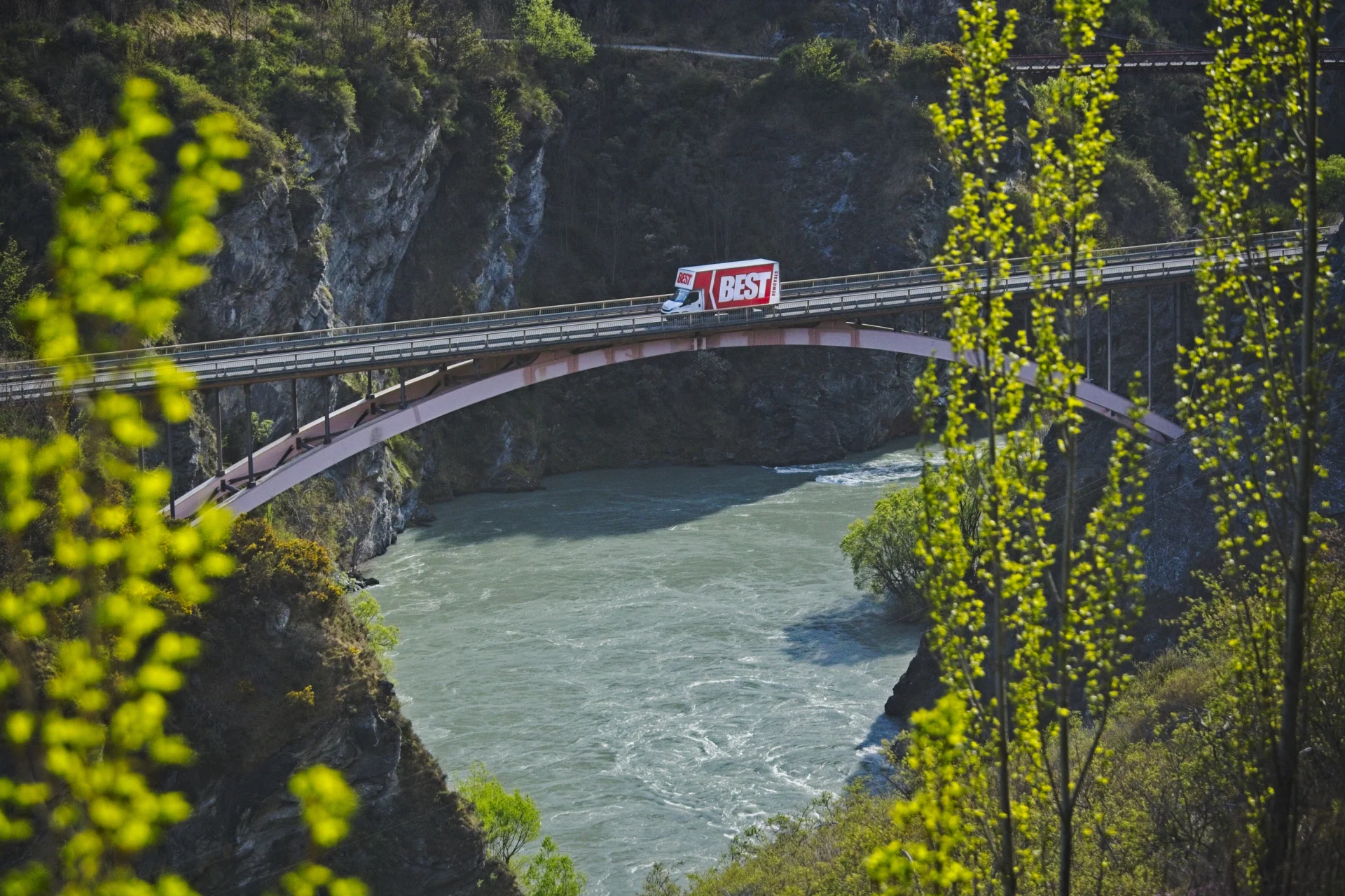 brs removalist van crossing cromwell bridge